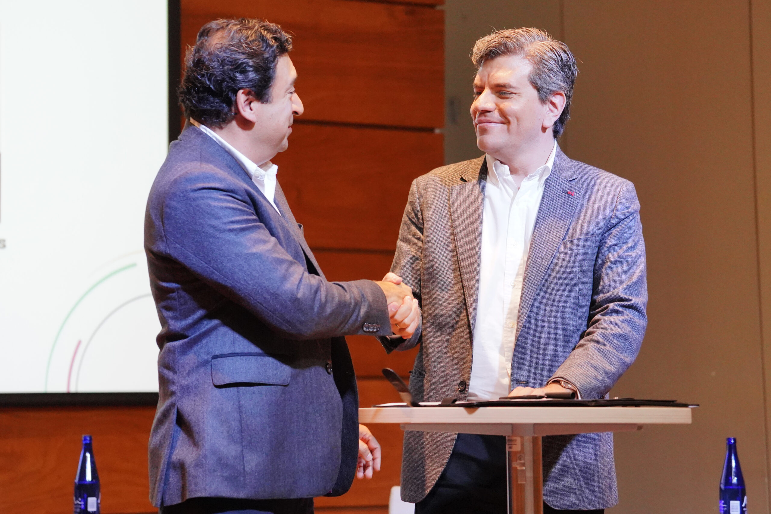 Los rectores del CESDE, Felipe Andrés Barrera Gil,y Manuel Acevedo Jaramillo, del CES firmaron alianza para potenciar el talento de la región.